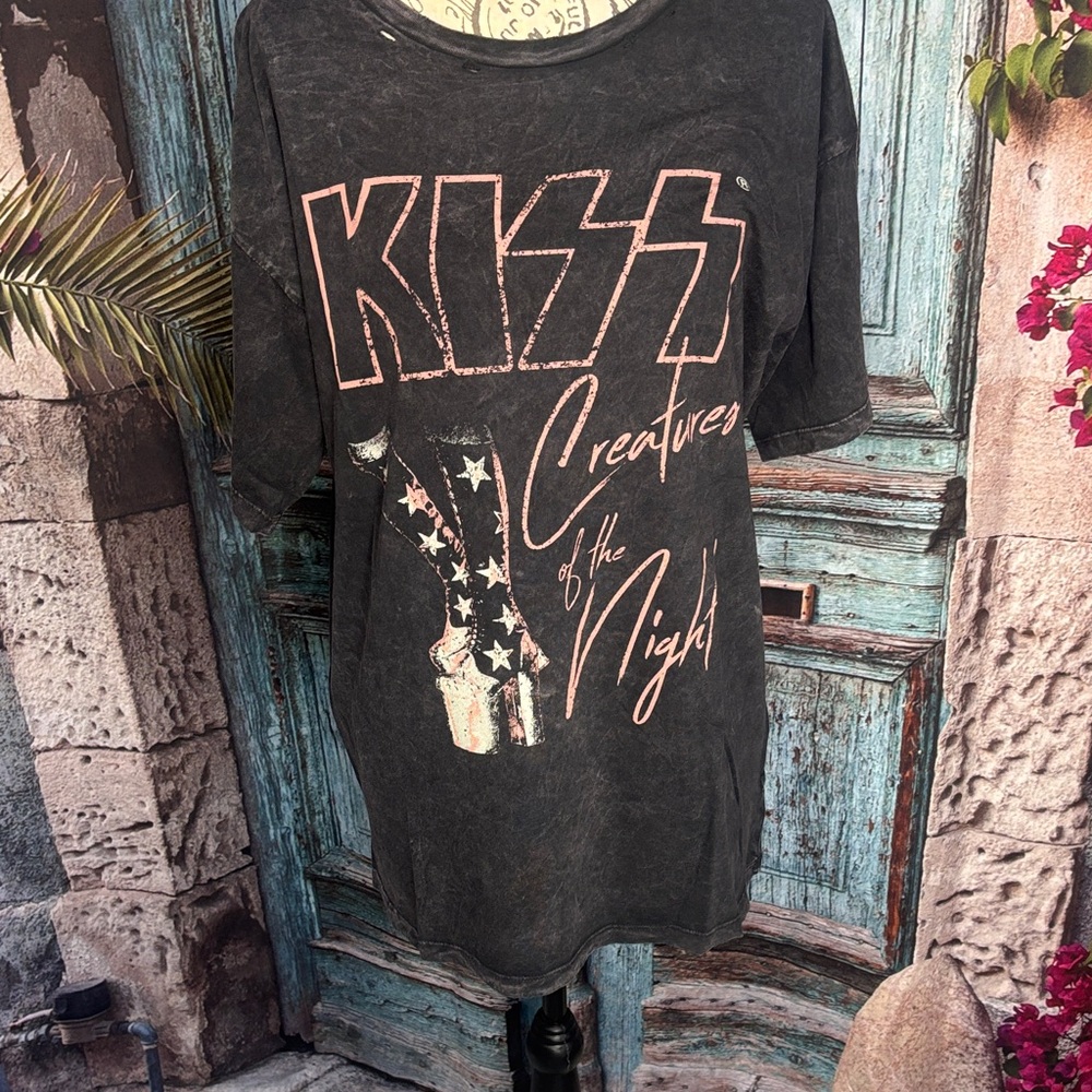 Vintage Canvas Kiss Distressed T-shirt New in Package , size small